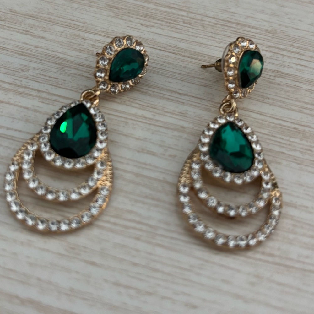 NWOT Elegant Gold and Green Drop Earrings